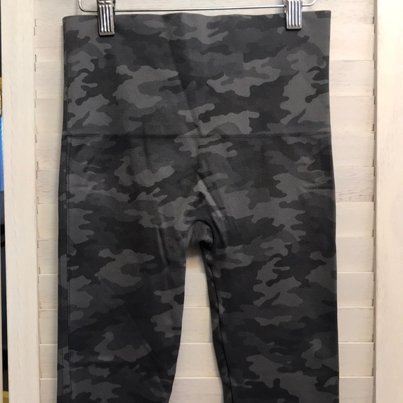 🍄 SPANX Camo Print Look At Me Now Cropped Leggings - Picture 9 of 10